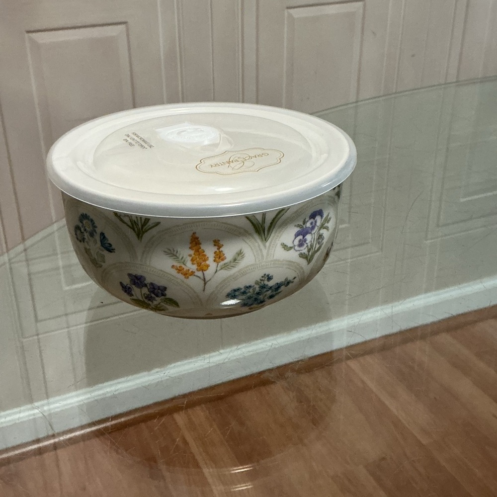 - - Brand new Grace Pantry Bowl With Lid .5”
